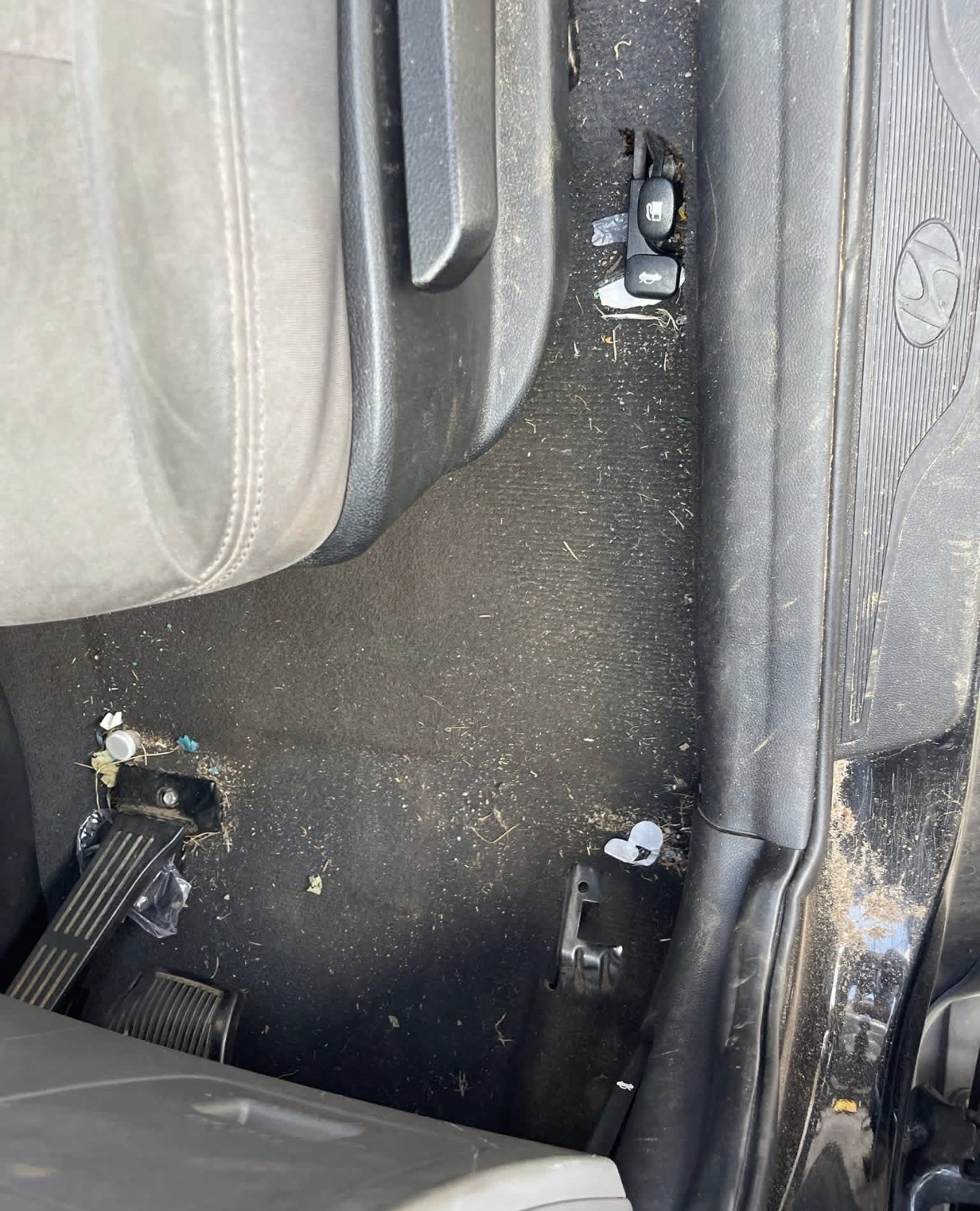 Hyundai · front seats — Before · floor